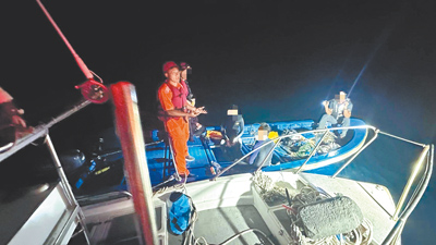 海巡署東沙指揮部於東沙群島東北方位,發現大陸籍漁船越界撈捕,立即派出艦艇展開行動,查扣2艘越界的小舟並強勢驅離大陸漁船。(海巡署提供/丁治綱高雄傳真) image