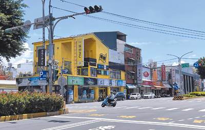 國民黨新竹市議員吳旭豐指出,民眾反映經國磐石路口號誌不明確,導致家長接送學生時,常需違規左轉或冒險迴轉,建議市府重新思考該路口設計。(王惠慧攝) image