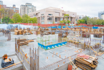 新竹市圖書總館原址重建自2020年3月起封館,館藏圖書資料共有25萬多冊暫存於新竹學租大樓,無法提供借閱服務,遭新竹市審計室糾正。圖為重建中的圖書總館。(新竹市政府提供/王惠慧新竹傳真) image