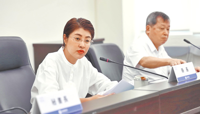 南投縣政府25日舉行縣務會議,縣長許淑華(左一)表示,行政院回編一般性補助款後,縣府可望還清30億元債務,達到「0負債」目標。(南投縣政府提供/李京昇南投傳真) image