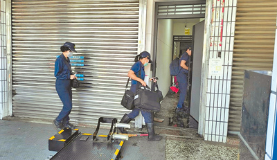 台中市豐原區1棟出租套房住宅25日發生火警,釀成李姓男子、張姓女子不幸身亡,鑑識人員到場採證。(李京昇攝) image