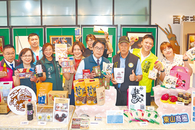 台南市長黃偉哲(前中)推薦溪北商圈各項特色產品。(台南市政府提供/程炳璋台南傳真) image