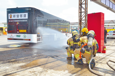 新營客運新購10輛Model T電動公車,並辦理消防與事故應變演練。(台南市交通局提供/洪榮志台南傳真) image