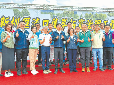 高市府水利局辦理的「八涳橋改建及曹公新圳匯流口護岸拓寬治理工程」25日動土,高雄市長陳其邁(前排中)到場祈求工程風調雨順、平安順利,預計2026年底完工後,可大幅降低仁武地區淹水風險。(洪浩軒攝) image
