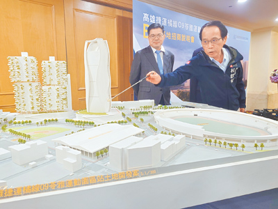 高雄市政府25日上午舉行捷運O9站B、C基地聯合開發案招商說明會,高雄市副市長林欽榮(右)表示,2基地合計面積4567坪,打造兼具休閒、創意與商務功能的運動街區。(任義宇攝) image