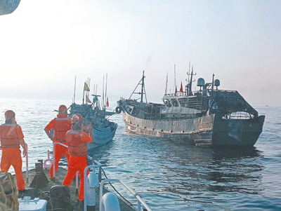 大陸鐵殼船(右)和澎湖籍漁船(左)在海上發生擦撞,海巡第一時間派巡防艇於25日清晨到達現場協助。(艦隊分署提供/許逸民澎湖傳真) image