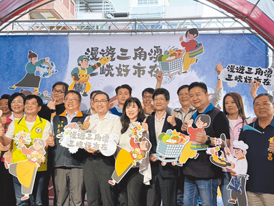 新北市長侯友宜(前排左三)26日出席「漫遊三角湧,三峽好市在」市場改造開幕活動。(柯毓庭攝) image