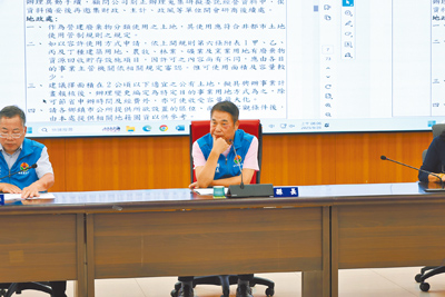 苗栗縣政府為了解決縣內小型居家工程所產生營建廢棄物處置問題,由水利處規畫在後龍鎮龍城段公有空地設置營建廢棄物處理場。縣長鍾東錦26日要求水利處加快腳步。(謝明俊攝) image