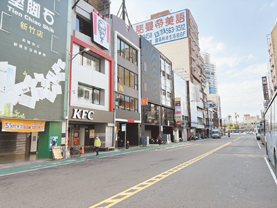 近日有網友在網路社群發文,指新竹市舊城區因店租高漲,加上民眾消費習慣轉移,導致商家倒一片,市區蕭條,當年風華已不再。(王惠慧攝) image