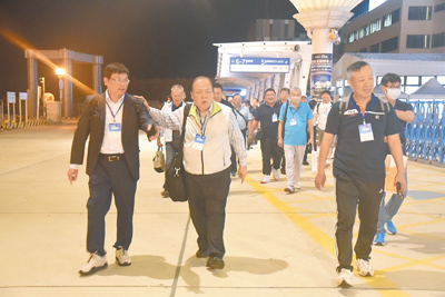 澎湖縣長陳光復(前排左二)25日晚間與縣府團隊、鄉親及遊客共同搭乘「澎湖輪」,展開3天2夜的海上旅程。(澎湖縣政府提供/許逸民澎湖傳真) image