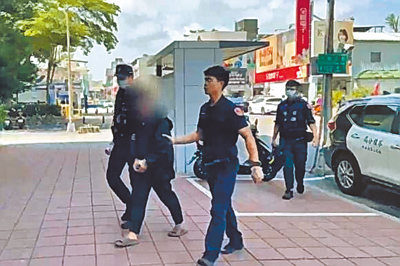 黃男(左二)向被害人吹噓稱投資獲利豐厚,可以借錢給對方解困,以此受邀進入對方家中行凶,遭警方逮捕後,被高雄地檢署依殺人罪起訴。(警方提供/丁治綱高雄傳真) image