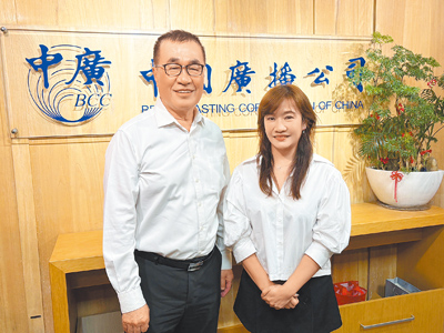面對參選新北市長,台北市副市長李四川(左)27日再度重申不排斥立場。(《千秋萬事》提供/丁上程台北傳真) image