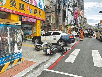 38歲楊姓男子27日下午駕車沿新北市土城區中央路二段往板橋方向行駛時,突因不明原因暴衝,撞對向6輛機車、1輛汽車,造成9人受傷。(土城警分局提供/柯毓庭新北傳真) image
