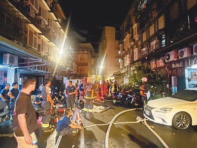 新北市板橋區文化路一段巷內公寓27日凌晨發生火警,消防人員從2樓救出8歲男童及16歲少年,2人意識模糊送醫,所幸急救恢復意識,但仍須插管治療,目前住院觀察中。(新北市消防局提供/王揚傑新北傳真) image
