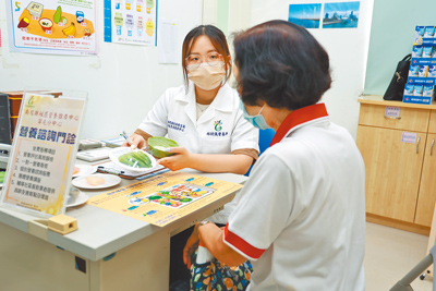 南投縣衛生局在草屯鎮設置社區營養推廣分中心,聘營養師走入社區,指導民眾吃得營養、吃出健康。(南投縣政府提供/楊靜茹南投傳真) image