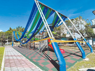 楊柳颱風在埔里鎮颳7級陣風,長壽公園遮陽簾的3根鋼架遭吹彎,兒童遊憩區暫時封閉,廠商近期將進場修復。(陳宜君提供/楊靜茹南投傳真) image