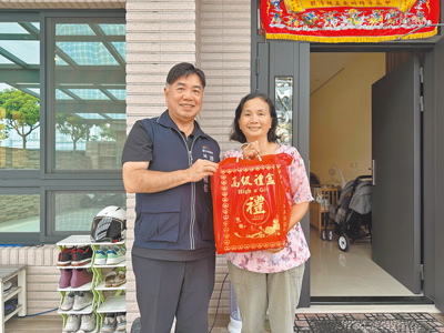 台中市消防局長孫福佑(左),感謝高姓婦人衝進火場救出行動不便的兄弟檔。(台中市消防局提供/李京昇台中傳真) image