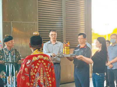 為消彌民眾擔憂紙錢送至焚化爐無法達到祭祀的想法,彰化縣環保局8月14日邀請專業法師至溪州焚化廠依道教科儀完成「中元節淨爐科儀」。(彰化縣政府提供/葉靜美彰化傳真) image