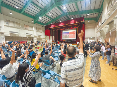 高市鼓山區龍水里坐落在美術館特區內,全里超過3萬5000人,是全國第二大里,市府擬一分為二,由民政局主辦的分割說明會30日登場,里長初學霖現場請里民以舉手「假投票」方式表明意願,超過9成民眾舉手表示反對拆分。(丁治綱攝) image