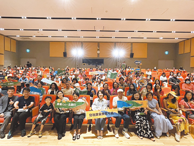 為期4個月的2025南國漫讀節30日正式登場,屏東縣長周春米與資深演員譚艾珍、女兒歐陽靖及愛孫新醬(左六至左三)一同暢談屏東旅遊故事與文化。(謝佳潾攝) image