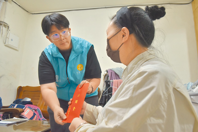 花蓮市蘇姓男子與陸籍配偶育有9名女兒,日前遭宣告腦死。事發後花蓮市長魏嘉彥(左)前往蘇家致贈慰問金,盼社會伸援協助。(花蓮市公所提供/王志偉花蓮傳真) image
