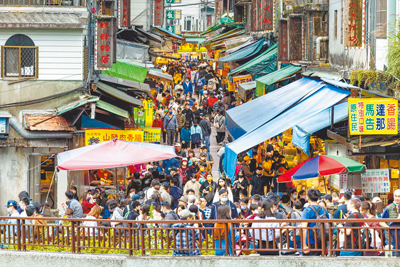 烏來區為新北市觀光重點區域,烏來老街每到節假日遊客如織,品嘗原民美食。(新北市觀旅局提供/高鈞麟新北傳真) image