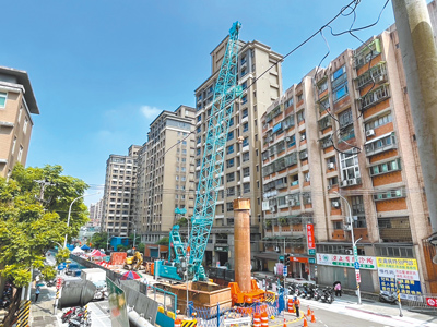 新北市捷運工程局4日進行捷運汐止東湖線第1支全套管基樁鑽掘施工。(新北市捷運局提供/高鈞麟新北傳真) image
