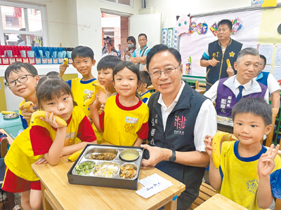 桃園市長張善政(右二)昨赴龍星國小視察營養午餐,宣布每餐補助增3元,提升至51元。(呂筱蟬攝) image