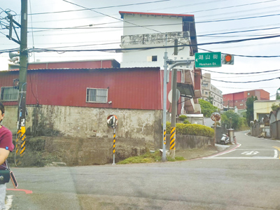 台鐵鳳鳴車站去年啟用,桃園龜山湖山街塞爆,桃園市交通局研議A、B兩方案,但B案跨及新北市轄區,還要與新北市府討論。(賴佑維攝) image