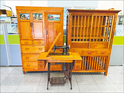 彰化縣埤頭鄉清潔隊復古家具拍賣會中,以菜櫥(圖右)最受歡迎。(埤頭鄉清潔隊提供/葉靜美彰化傳真) image