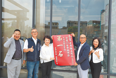 台中鍋烤節各組冠軍上月底出爐,市長盧秀燕(左三)4日親臨5家店張貼紅榜。(陳淑娥攝) image