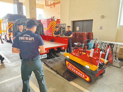 台中市消防局今年再添購2組救災機器人,能藉由機器人深入火場,減少消防人員暴露在險境。(台中市政府提供/李京昇台中傳真) image