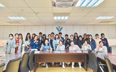 國立暨南國際大學成立「學士後護理學系」與「智慧健康管理碩士在職學位學程」,護理學系學生在學期間至台南奇美醫學中心參訪。(暨大提供/楊靜茹南投傳真) image