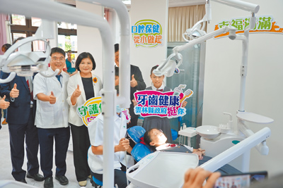雲林縣府在12所偏鄉國小校園設置牙科診療椅,4日同步啟用,展開偏鄉牙科醫療新里程。(周麗蘭攝) image