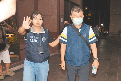 台北市警察局北投分局組長楊健良(右)遭檢舉疑涉貪汙、包庇賭博等罪嫌,昨80萬元交保。(杜宜諳攝) image