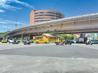台北市政府13日將開始拆除公館圓環並填平公車專用地下道,民團「公館圓環守環行動」7日發起「守環行動:圓環大走讀」行動,預計12日晚間7時開工前在圓環及公車地下道周邊抗議,要求停止施工、重啟協商。(徐佑昇攝) image