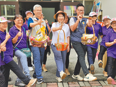 屏東縣車城鄉保力村7日舉辦客家義民節挑擔奉飯活動,屏東縣長周春米(左四)也共同參與活動。(羅琦文攝) image