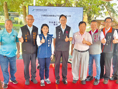 桃園市長張善政(左四)8日至八德區新闢道路工程現地了解路況,他表示,金城街銜接山下街新闢道路能夠大幅縮短學童上下課的通學時間,該路段為103公尺,經費約4950萬元。(姜霏攝) image