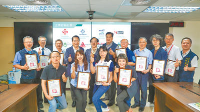 桃園市水務局長劉振宇(後排左四)8日頒發感謝狀予11家企業,感謝他們投入滯洪池環境營造與物資捐助。(桃園市水務局提供/蔡依珍桃園傳真) image