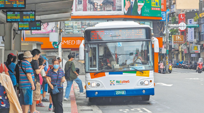 為解決基隆市營公車老舊問題,市府先向國光客運承租20輛、車齡約8年的低底盤公車,目前正在改裝外觀,預計10月上路。(基隆市政府提供/張志康基隆傳真) image