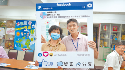 桃園市青年事務局9日在桃園區大檜溪社區活動中心舉辦「手機樂齡學堂」志工服務,以帶動跳方式,帶領長輩手機防詐宣導。(桃園市青年事務局提供/賴佑維桃園傳真) image