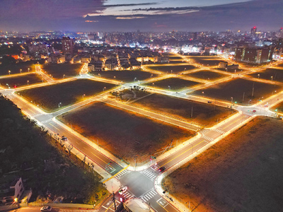 桃園市2019年推動智能路燈,將16萬盞傳統高耗能路燈,全面汰換為低耗能LED燈具,同時建置智能路燈管理系統。(桃園市養工處提供/蔡依珍桃園傳真) image