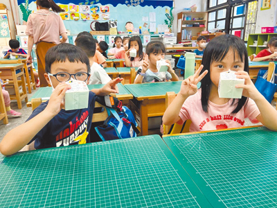 桃園市長張善政17日宣布,「生生有鮮乳」明年2月上路,每生每周1瓶鮮乳或豆漿,寒暑假不中斷。(桃園市教育局提供/蔡依珍桃園傳真) image