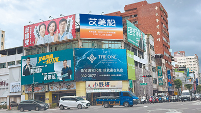 2026民進黨高雄市長初選白熱化,綠委賴瑞隆與高市議員黃彥毓合掛看板,綠委邱議瑩則與賴清德總統、高雄市長陳其邁同框。(柯宗緯攝) image