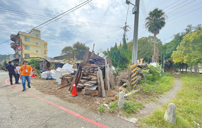 新竹市客雅大道湖濱里附近1處公有地遭惡意棄置各種營建廢棄物,環保局追查後發現為附近居民堆置雜物,要求立即清理。
(新竹市政府提供/王惠慧新竹傳真) image