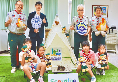 「第28屆亞太童軍領袖會議」將於12日至17日在高雄展覽館舉行,中華民國童軍總會理事長高國倫(後右二)表示,會議特別移師高雄,用南台灣的熱情歡迎來自全世界的童軍領袖到台灣作客。(高雄市政府教育局提供/林雅惠高雄傳真) image