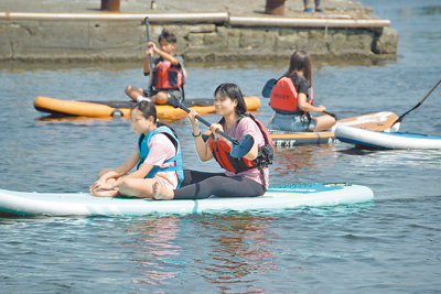 高雄市政府海洋局主辦的「海FUN無礙.浪愛澎湃」漁港水域活動11日上午在林園區汕尾漁港登場。(高雄市海洋局提供/丁治綱高雄傳真) image
