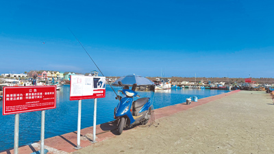 花蓮縣政府即日起開放花蓮漁港西凸堤垂釣,試辦3個月。(花蓮縣政府提供/王志偉花蓮傳真) image