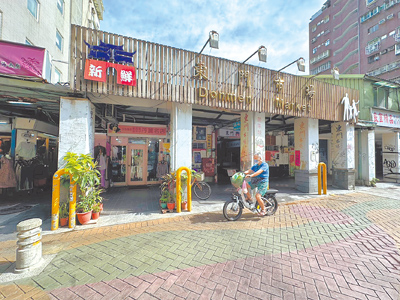 台北市東門市場因建物老舊,但位處交通便利、商圈繁榮地區,改建計畫一直備受關注。民進黨議員洪婉臻指出,前市長柯文哲任內原規畫改建為14層建物,但在市長蔣萬安上任後卻縮水至9層,讓地方相當錯愕。(張珈瑄攝) image