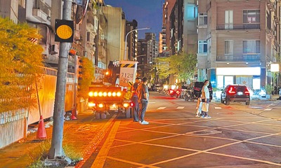 國民黨台北市議員王欣儀質疑,市府推動「智慧路燈」進展緩慢,且損壞後長期仰賴市民或里長通報,停留在「人工巡查、被動報修」舊模式。圖為公園處修繕路燈示意圖。(王欣儀提供/丁上程台北傳真) image